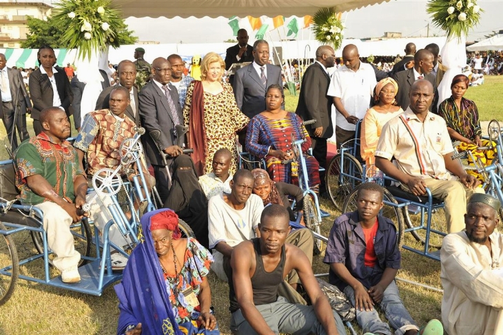 Journée nationale de la solidarité : Dominique Ouattara fait des dons d’une valeur de 100 millions FCFA